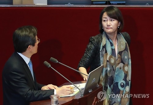 황교안 총리-이재정 의원 신경전