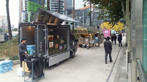 서울 강남대로 노점 없앤다…이면도로에 푸드트럭 - 1
