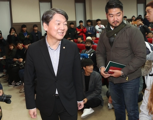 입장하는 안 전 대표