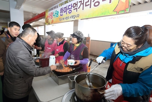 <카메라뉴스> 무주군 사회단체 '사랑 나눔' 장터 열어 - 2