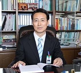 '2016 중국병원대회'에서 '중국 우수 병원 원장'으로 선정된 김철호 옌볜병원장.<사진 연변일보 제공>