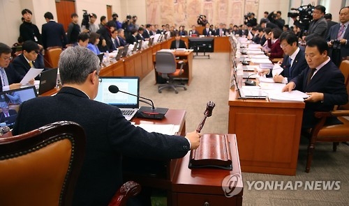 교문위, 국정교과서 금지법 상정…與 반대로 심의는 연기 - 1