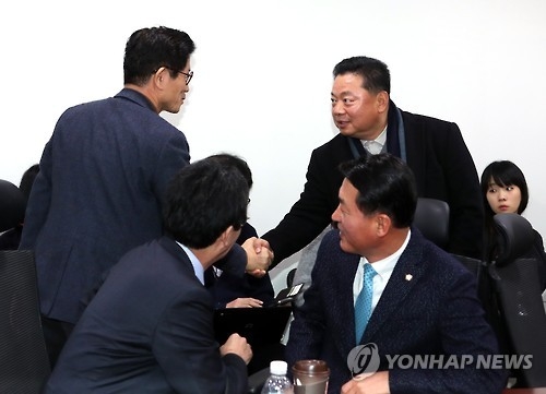 與 비주류, 탄핵안 발의까지 갈까…표결만 참여기류 강해 - 1