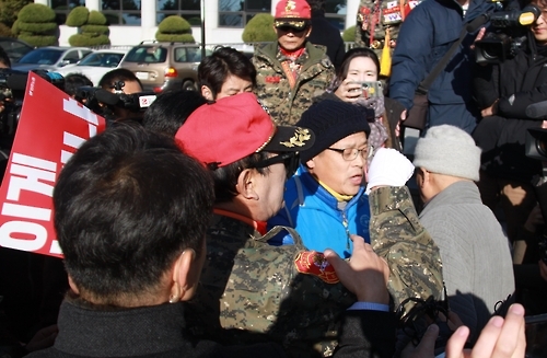 아수라장된 육영수 여사 탄신제