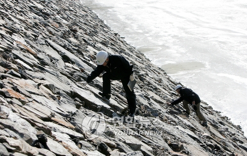2007년 평창지진 진앙지 인근 도암댐 안전점검[연합뉴스 자료사진]