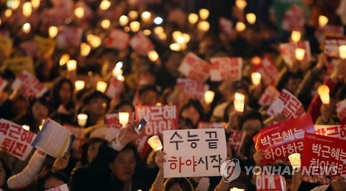 지난 19일 대전 대덕대로 타임월드백화점 앞에서 열린 촛불 집회에 참석한 시민들이 박근혜 대통령 퇴진을 외치고 있다. [연합뉴스 자료사진]