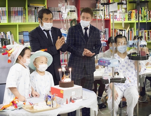 김보성씨가 서울성모병원 어린이병원을 방문해 선물을 증정하는 모습.