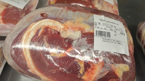 2만6천174볼리바르짜리 쇠고기 2.845kg 한 덩어리. 베네수엘라 최저 임금은 2만7천300볼리바르다.