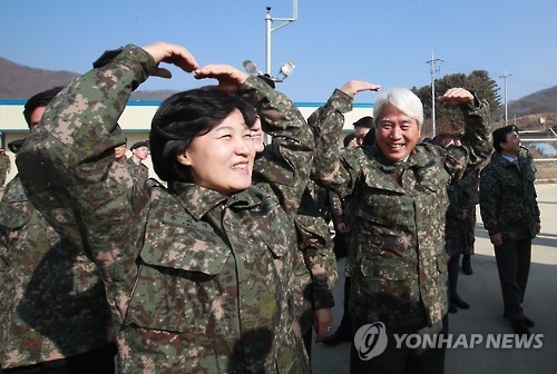 秋 "통수권자 탓 안보구멍 우려"…軍부대 찾아 철통태세 당부 - 1