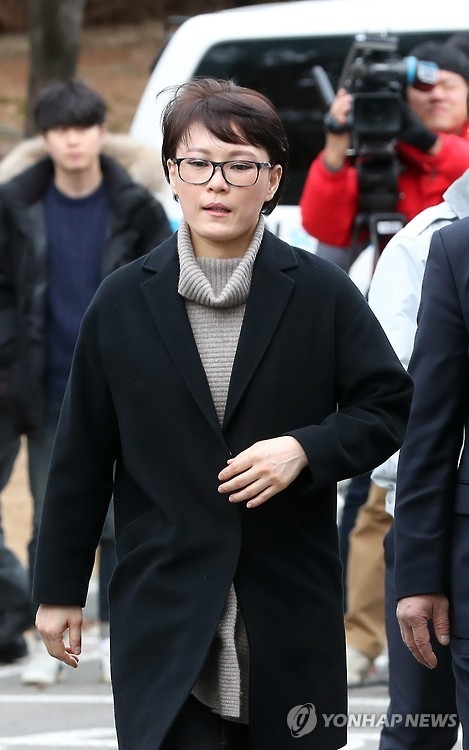 윤전추 헌재 탄핵심리 증인으로 출두(서울=연합뉴스) 이정훈 기자 = 윤전추 전 청와대 행정관이 박근혜 대통령 탄핵심판 사건의 2차 변론기일인 5일 오후 서울 종로구 재동 헌법재판소 대심판정에 증인으로 출두하고 있다. 2017.1.5uwg806@yna.co.kr