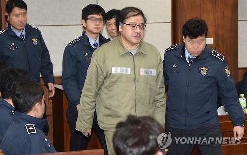 법정으로 향하는 안종범(서울 사진공동취재단=연합뉴스) 국정농단 사건의 첫 공판기일인 5일 서울 서초구 서울중앙지법에 도착한 안종범 전 청와대 정책조정수석이 법정 안으로 들어서고 있다. 2017.1.5photo@yna.co.kr(끝)