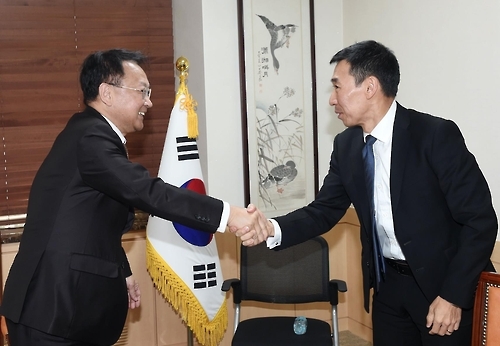 첫 한국계 호주대사 만난 유일호 부총리
