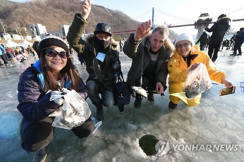 '2016 산천어축제'를 찾은 외국 관광객 모습/자료사진