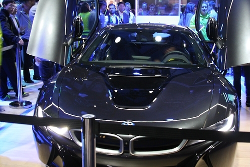 반도체 업체 인텔 전시장에 설치된 BMW 전기차 'i8'