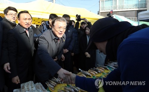 천안 재래시장 찾은 문재인