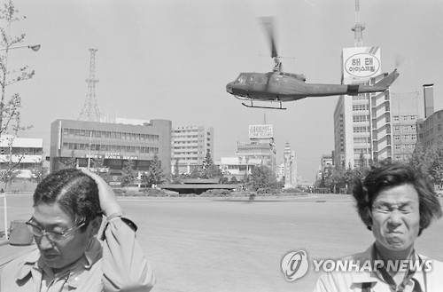 5·18 당시 광주 도심을 나는 헬기.
