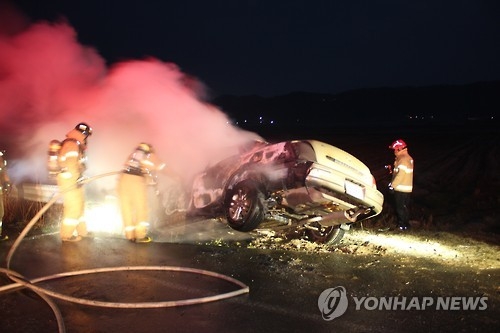 불에 탄 피해자 차량 [연합뉴스 자료사진]