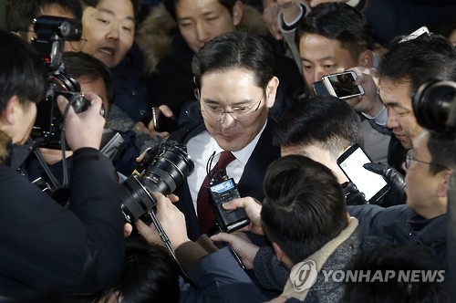 훨훨 나는 실적에도 침울한 삼성…"대승적 결정 기대" - 1