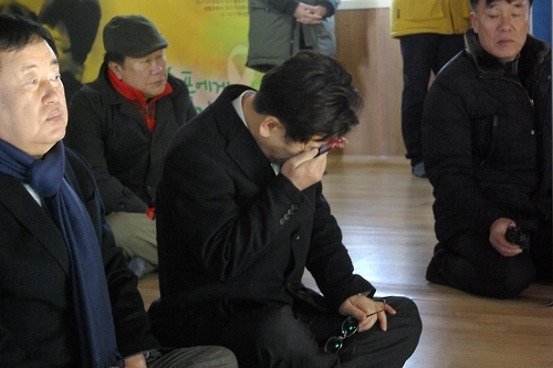 팽목항서 세월호 영상보며 눈물 훔치는 이재명 시장