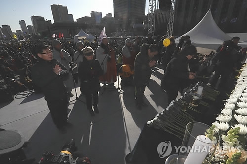 (서울=연합뉴스) 이정훈 기자 = 이달 7일 촛불집회 현장 인근에서 박근혜 대통령 체포 등을 요구하며 분신한 정원스님(속명 서용원·64) 시민사회장 영결식이 14일 서울 광화문 광장에서 열리고 있다.