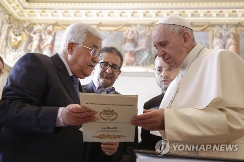 프란치스코 교황(오른쪽)과 마무드 아바스 팔레스타인 자치정부 수반