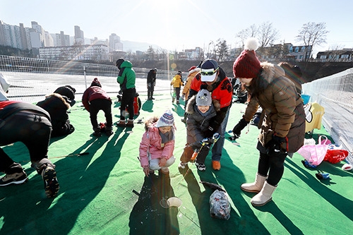 송어 잡기에 여념이 없는 행락객들 (사진/임귀주 기자)
