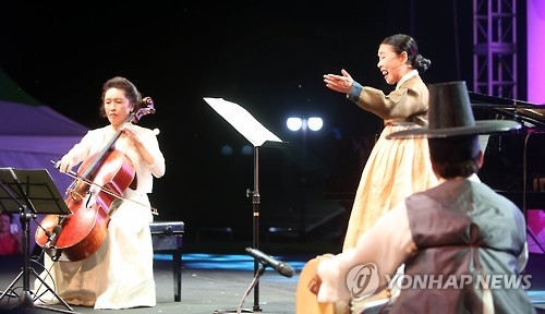 2016년 8월 계촌리 거리축제때 협연한 정명화(왼쪽) 안숙선