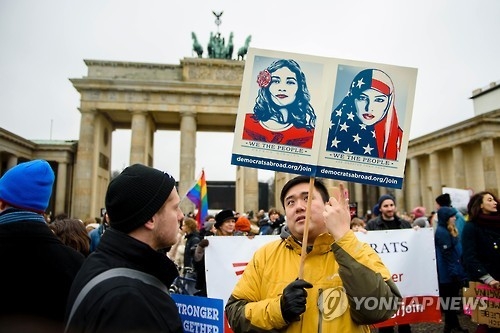 20일 베를린에서 열린 시위에서 페어리의 포스터를 든 시위자 [AFP=연합뉴스]