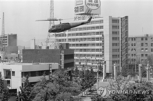 5·18 당시 광주 전일빌딩 인근을 나는 군 헬기.