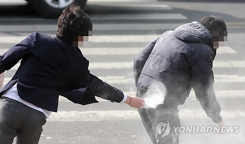 밀가루 세례 '안돼요'