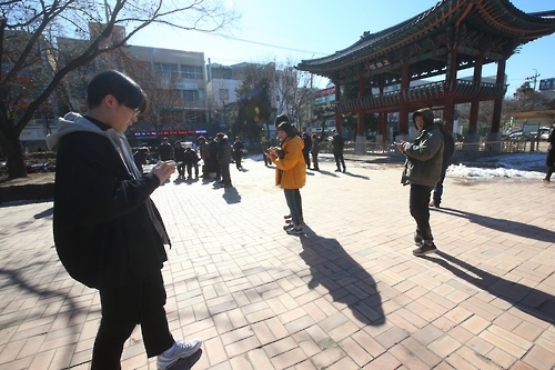 지난 2일 낮 청주 중앙공원을 찾은 시민들이 증강현실 모바일 게임 '포켓몬 고'를 즐기고 있다.