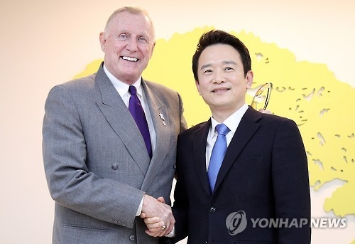 남경필, 댄 버튼 前 미 의원 만나 한미동맹 강조 - 1