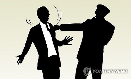 만취해 깨진 병으로 옆 손님 묻지마 폭행…항소심서 법정구속 - 1
