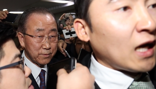 반기문 둘러싸고...