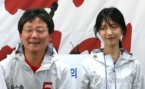 女心잡기 나선 유승민…'육아휴직3년' 카드에 "경력단절 없앨것" - 1