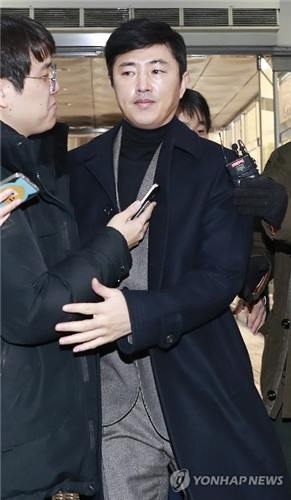 '지금 만나러 갑니다'(서울=연합뉴스) 한종찬 기자 = 고영태 전 더블루케이 이사가 6일 최순실 씨 재판에 증인으로 참석하기 위해서초구 서울중앙지방법원에 도착, 법정으로 향하고 있다. 2017.2.6saba@yna.co.kr