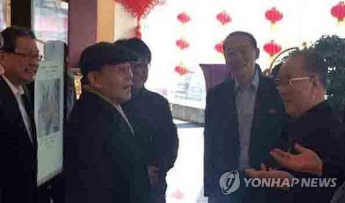 인사하는 남측위원장-북측위원장