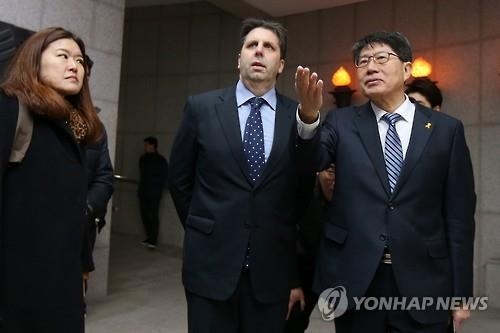 지난달 광주를 방문한 마크 리퍼트 전 주한미국대사(가운데).