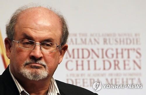 2013년 인도에서 열린 행사에 참석한 살만 루슈디 (AP=연합뉴스 자료사진)