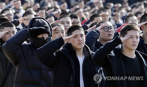 경례하는 김준수와 탑(논산=연합뉴스) 김소연 기자 = JYJ 김준수(오른쪽)와 빅뱅 탑(왼쪽)이 9일 논산훈련소 입소 행사에 참석해 경례하고 있다. 2017.2.19
