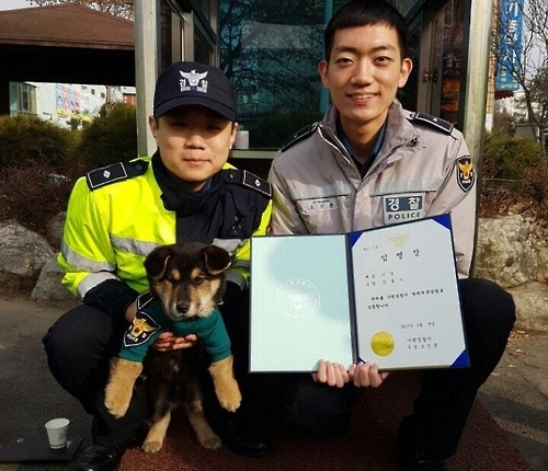 명예경찰 위촉된 잣돌이와 조권훈 수경(오른쪽)
