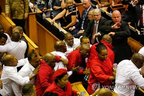 몸싸움을 벌이는 남아공 야당 의원과 보안요원들