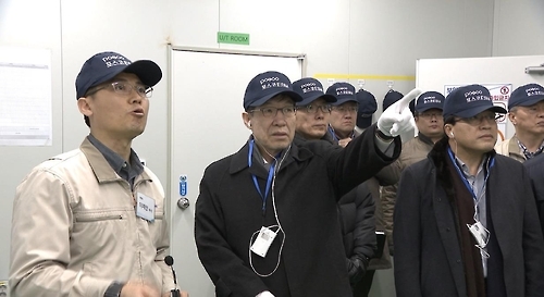 포스코 ESM 방문한 권오준 포스코 회장(왼쪽에서 두번째)