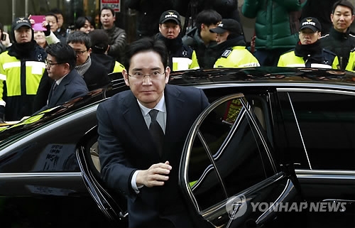 32일만에 다시 포토라인에 선 이재용, 담담한 말투·굳은 표정 - 1