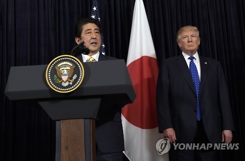 공동 기자회견 하는 트럼프와 아베