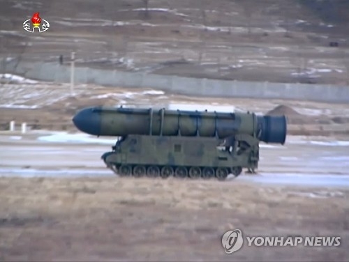 지난 12일 북한의 '북극성 2형' 미사일 발사에 사용된 무한궤도형 이동발사차량