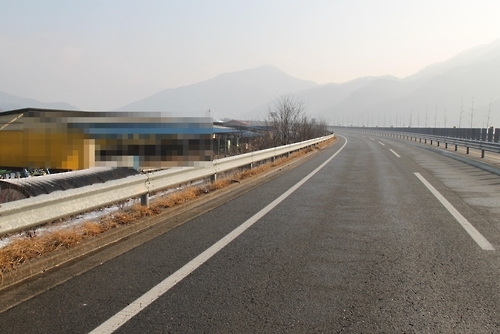 축사 옆을 지나가는 25호선 국도