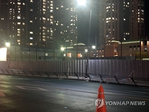 땅꺼짐으로 휘어버린 펜스