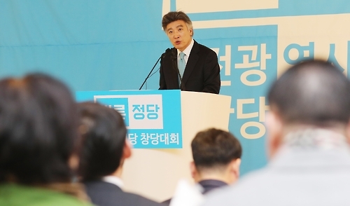 남충희 바른정당 대전시당위원장이 위원장 수락 연설을 하고 있다.