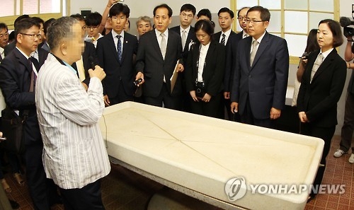 지난해 6월소록도병원 시설을 살펴보는 재판부